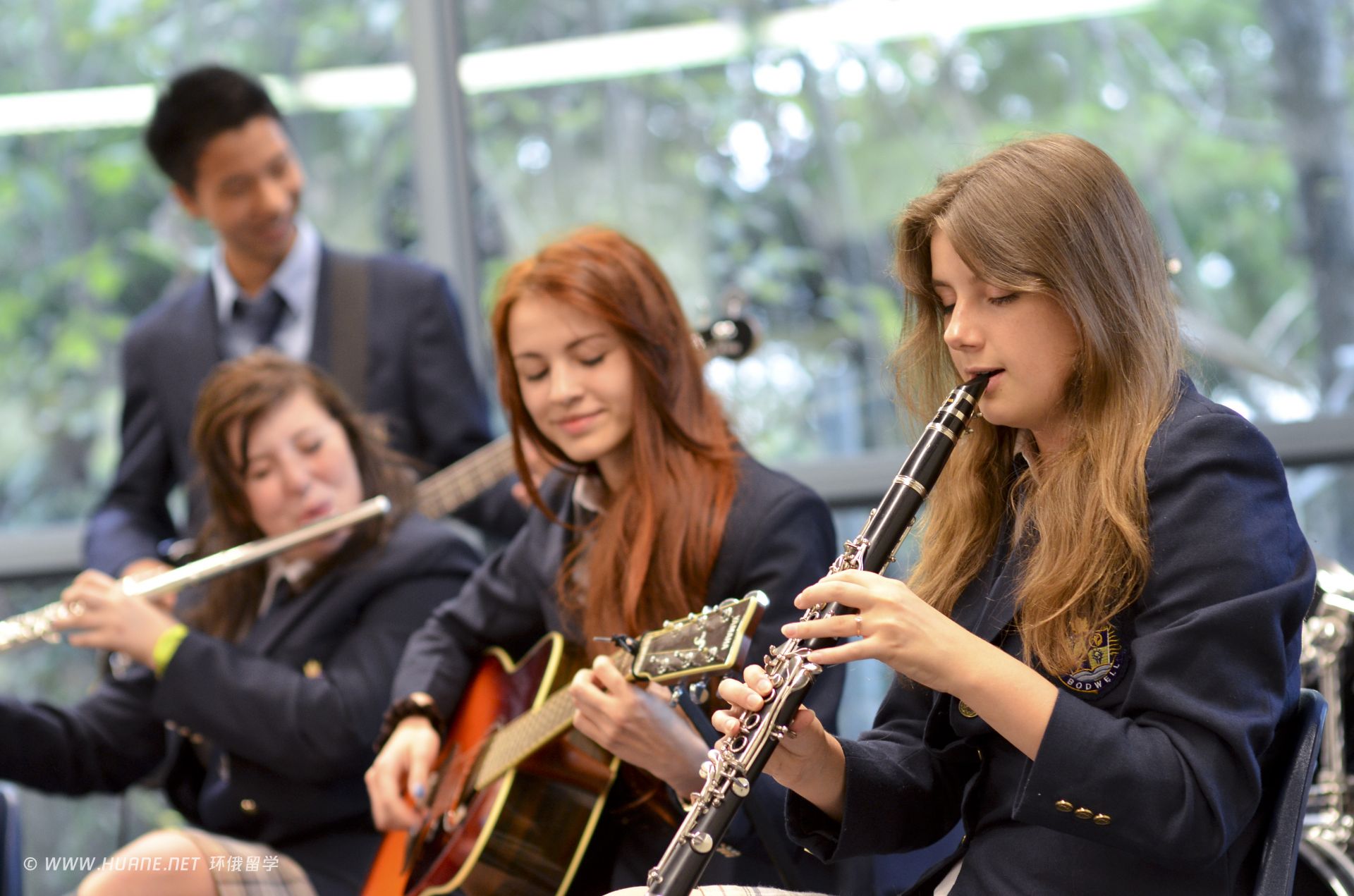 Группа школа музыка. Студенты музыканты. Музыкальное образование детей в Великобритании. Современное музыкальное образование. Студенты музыкальной школы.