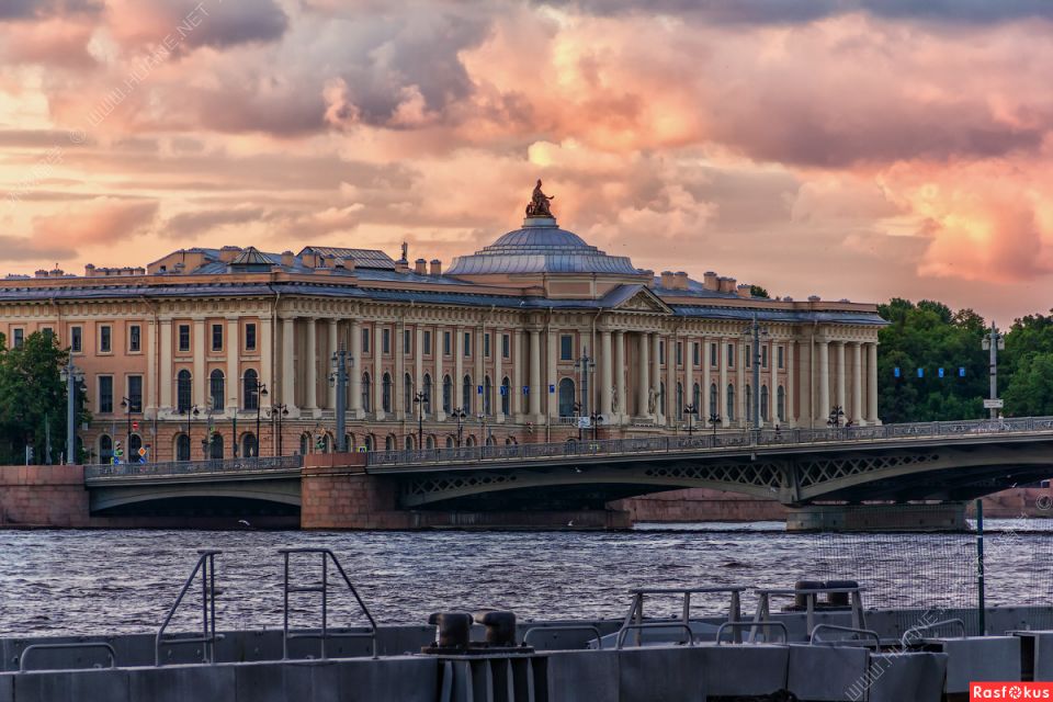 纵向剖析圣彼得堡国立大学世界排名靠前的原因。