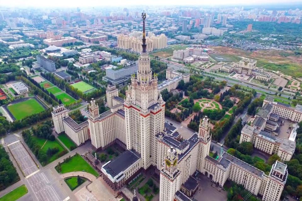 从名校莫斯科国立大学主楼就可看出学校的实力。