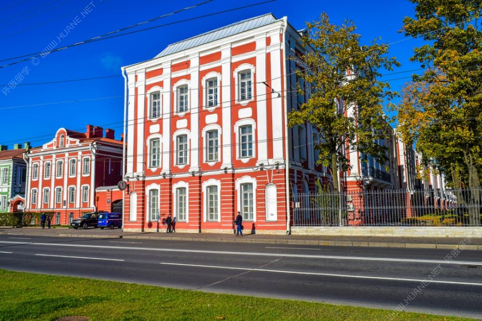 横向分析俄罗斯圣彼得堡大学学校的综合情况。