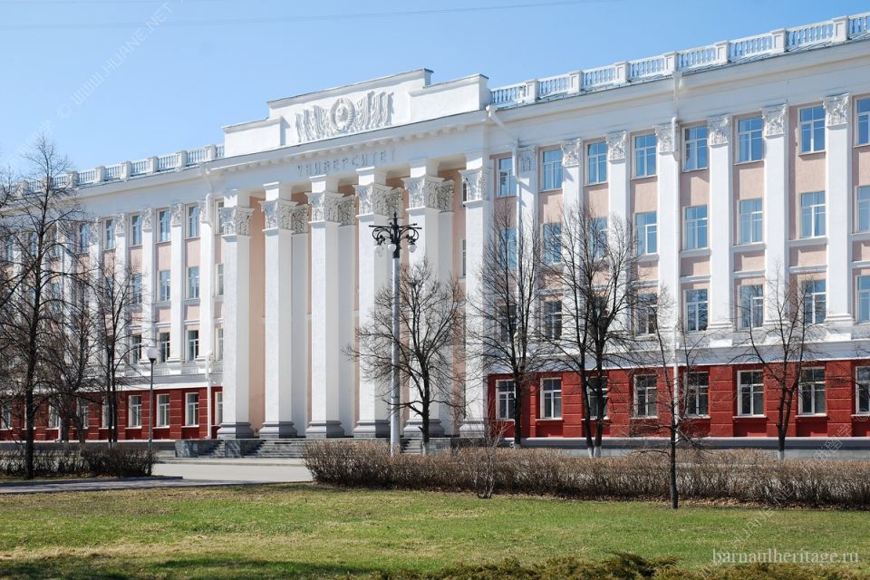 俄罗斯阿尔泰国立大学教育费用低，相当于中国的211。